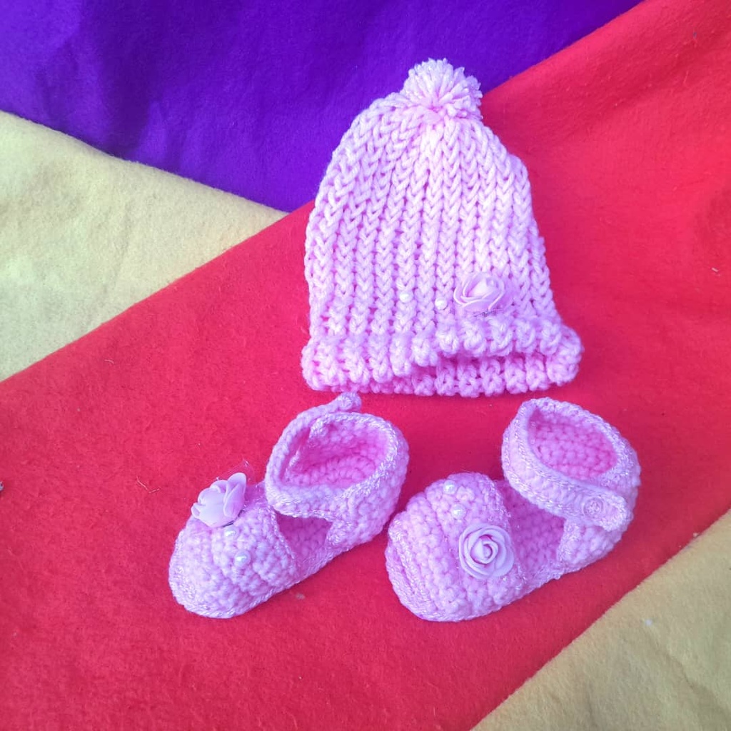 Conjunto con sandalia + gorro de 0 a 3 meses (rosita y perlitas )