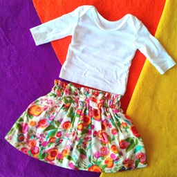 Conjunto falda de flores y blusa blanca